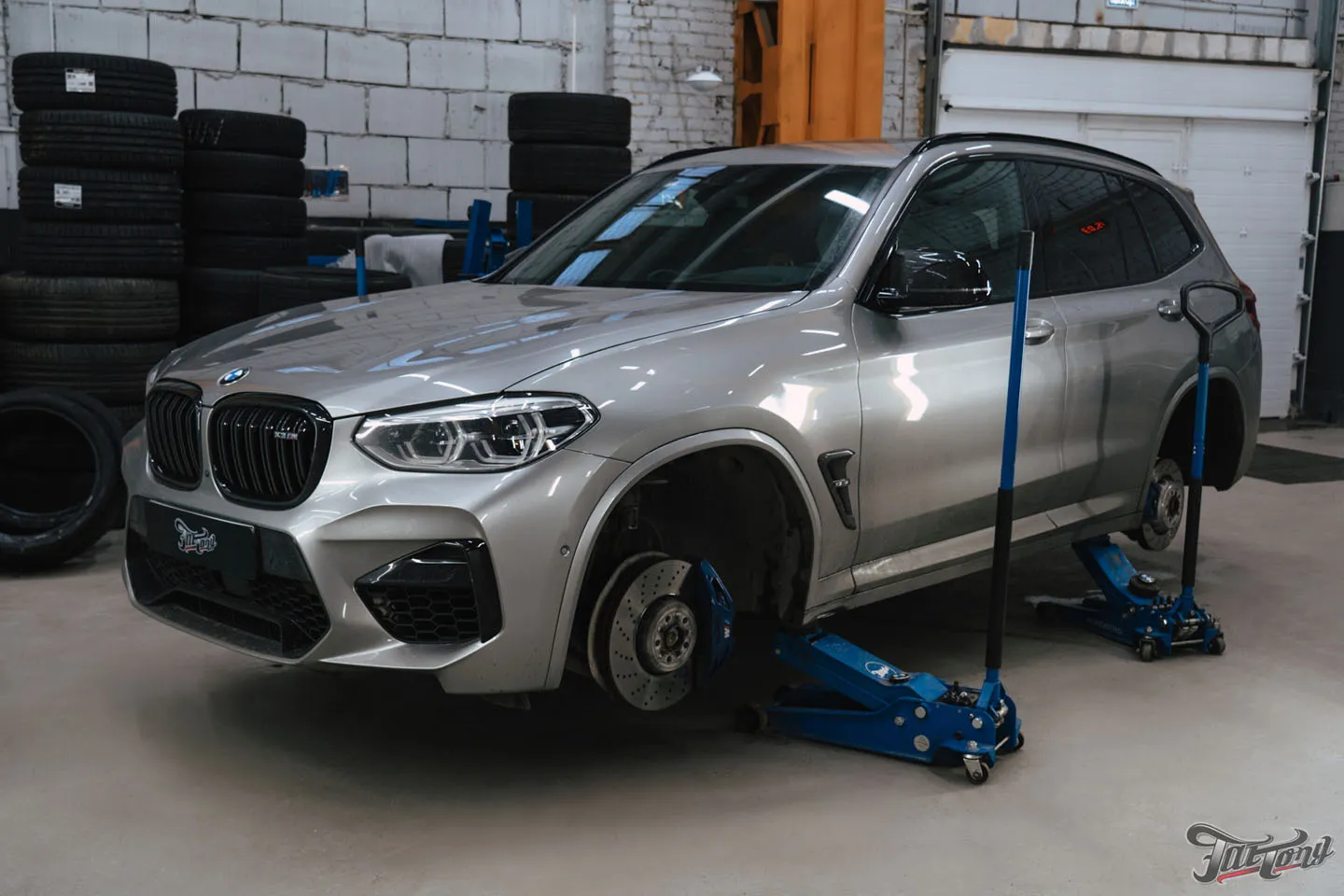Фирменный Шиномонтаж на вибростенде с адаптацией и балансировкой для BMW X3 M на оборудовании Hunter
